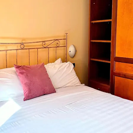 Base Near Marco Simone Golf Course Holiday home *