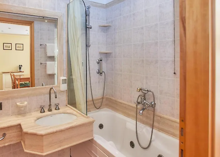 Base Near Golf Course * Rom